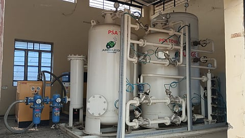 चीन में श्वसन रोग के बढ़ते केसों के बाद अलर्ट मोड पर स्वास्थ्य विभाग ने संभाले ऑक्सीजन प्लांट।