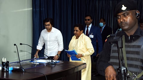 बसपा सुप्रीमो मायावती के साथ सफेद शर्ट में खड़े आकाश आनंद