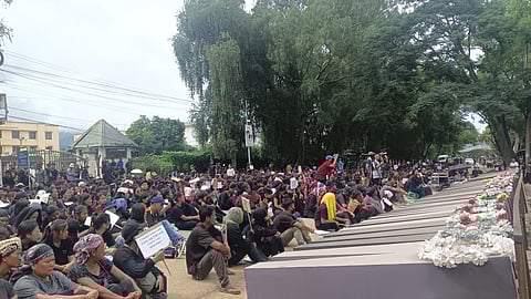 मणिपुर के चुराचंदपुर जिले में वाल ऑफ़ रिमेम्बर्स के सामने मौजूद कुकी समुदाय के लोग.