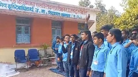 अपनी मांगों लेकर नारेबाजी करते छात्र।