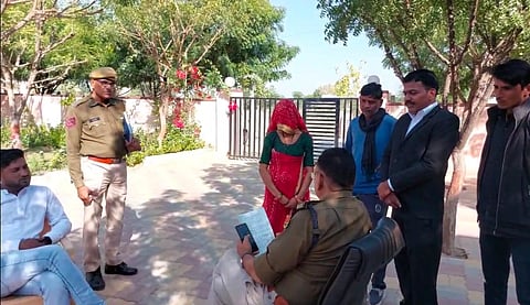 राजस्थान। आरोपी की गिरफ्तारी की मांग को लेकर पुलिस अधिकारियों से मिलने पहुंची दलित बलात्कार पीड़िता।