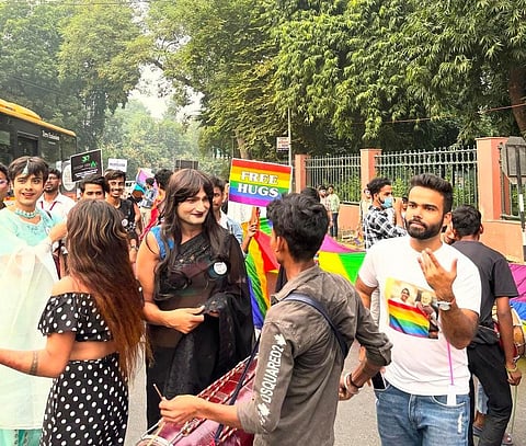 कानपुर में क्वीर प्राइड परेड में हिस्सा लेते समुदाय के लोग।