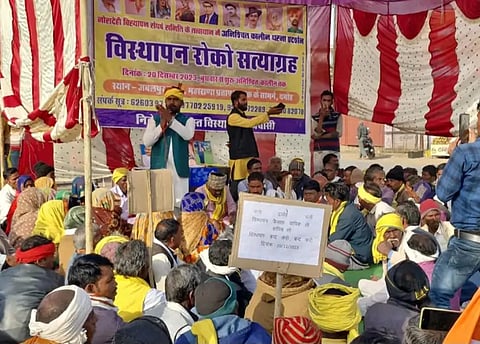 नौरादेही विस्थापन संघर्ष समिति के बैनर तले लोग बुधवार को कलेक्टर कार्यालय के सामने धरने पर बैठ गए।