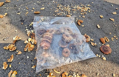 लखनऊ नगर निगम के कर्मचारियों द्वारा ठेले पलटने के बाद सड़कों पर बिखरे महंगे ड्राई फ्रूट.