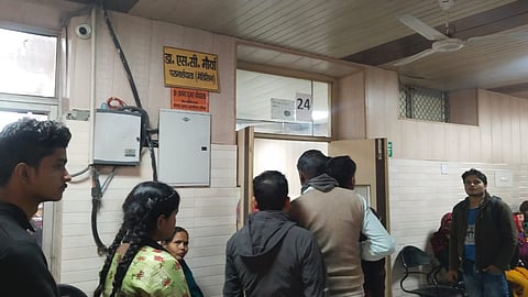 डॉक्टर की कमी के कारण कमरा संख्या 24 के बाहर अपनी बारी का इंतजार करते मरीज.