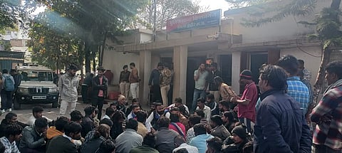 थाने में बैठे परिजन व समाज के लोग।