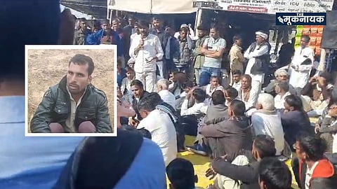 आक्रोषित दलित संगठन कर रहे धरना प्रदर्शन.