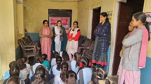 सवाईमाधोपुर जिले में महिलाओं का यौन उत्पीड़न (रोकथाम निषेध और निवारण ) अधिनियम 2013 के प्रति कार्यस्थलों पर जागरूक करते महिला अधिकारिता विभाग के कार्मिक.