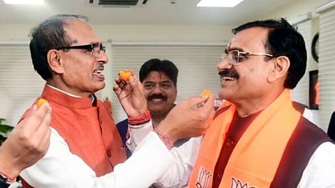 मध्य प्रदेश सीएम शिवराज सिंह चौहान जीत की खुशी में पार्टी नेताओं के साथ मुहँ मीठा करते हुए।