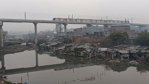 कुकरैल नदी के एक छोर पर बसा अकबरनगर.