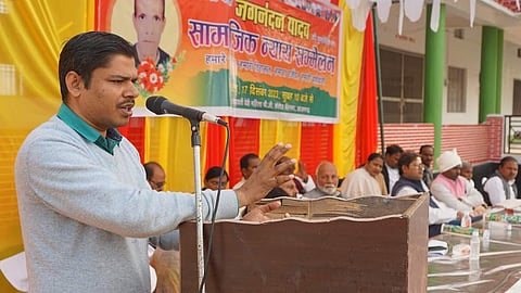 सम्मेलन में अपना सम्बोधन देत आरजेडी प्रवक्ता जयंत जिज्ञासु।