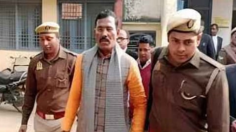 पुलिस टीम के साथ आरोपी विधायक