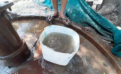 मध्य प्रदेश के आदमपुर में एक सरकरी हैण्डपम्प से निकलता दूषित पानी.