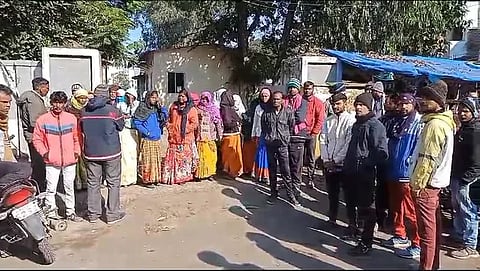 मध्य प्रदेश: महिला सफाईकर्मी को दुकान संचालक ने पीटा, सहकर्मियों ने थाने को घेरा