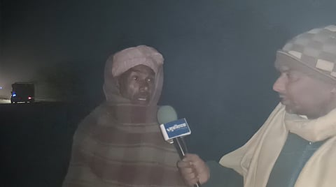 द मूकनायक को अपनी पीड़ा बताता किसान।