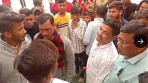 बाबा साहब अंबेडकर की फ़ोटो न होने पर भीम आर्मी ने जताई आपत्ति।