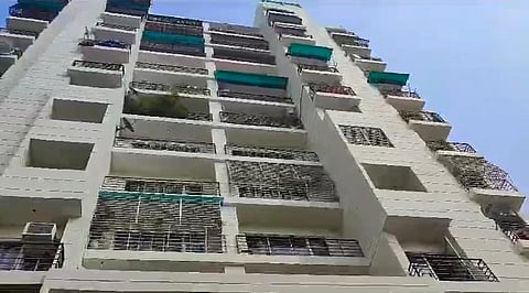 सुशांत गोल्फ सिटी इलाके के सेलिब्रिटी मीडोज अपार्टमेंट की नौवीं मंजिल स्थित फ्लैट में 21 जनवरी को पार्टी के दौरान देर रात बालकनी से एक छात्रा नीचे गिर गई, जिससे मौके पर ही उसकी मौत हो गई।