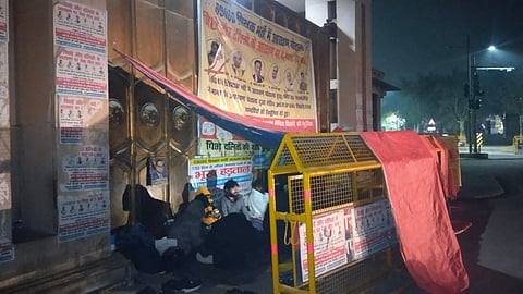 यूपी: पूस की रात में सूखी रोटी और उबले आलू खाकर धरने देने को मजबूर शिक्षक भर्ती के अभ्यर्थी