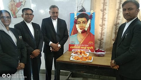 राजस्थान हाईकोर्ट जोधपुर में प्रथम महिला शिक्षक सावित्री बाई फुले की जयंती पर विचार करते अधिवक्ता।