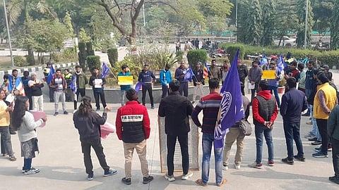 प्राण प्रतिष्ठा के दिन अंबेडकर विश्वविद्यालय में 22 प्रतिज्ञाओं का पाठ करते छात्रों का एक समूह।