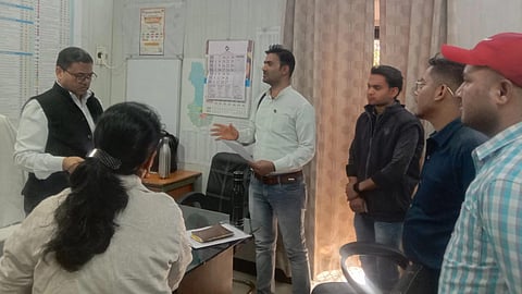 छात्रों ने जनरल प्रमोशन की मांग करते हुए और परीक्षा संबंधी समस्याओं को लेकर प्रदेश के अलग-अलग जिलों में मुख्यमंत्री के नाम ज्ञापन सौंपा।