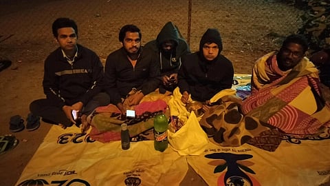 विवेक मिश्रा को हॉस्टल से निकाले जाने के विरोध में कैंपस के बाहर बैठे छात्र।