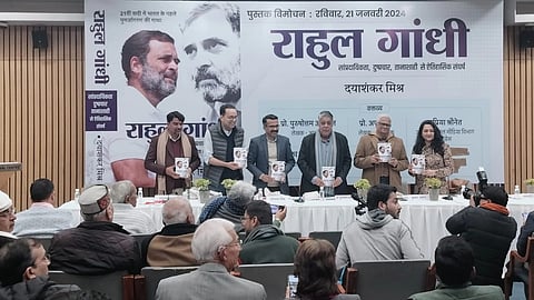 पुस्तक विमोचन की तस्वीर।