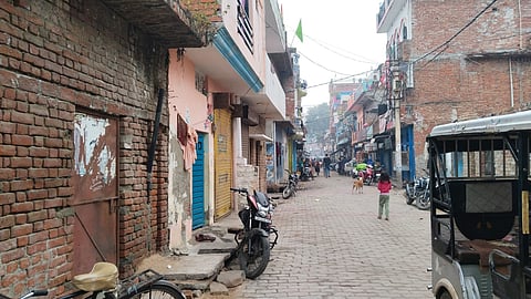 अकबरनगर में ध्वस्तीकरण पर लगी रोक।