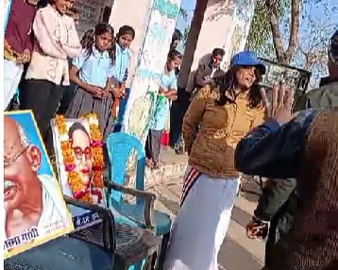 बारां जिले के राजकीय उच्च प्राथमिक विद्यालय लकड़ाई में गणतंत्र दिवस समारोह के दौरान लेडी टीचर के साथ बहस की वीडियो वायरल हो रही है.