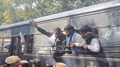 कांग्रेस नेताओं को ले जाती हुई पुलिस