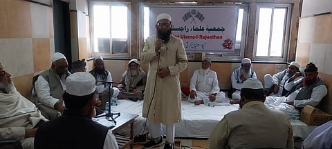 सरकार के सूर्य नमस्कार के आदेश के विरोध में जमीयत-उलेमा-हिंद की बैठक में चर्चा करते पदाधिकारी