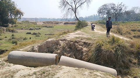 कालेज को जाने वाला दूसरा मार्ग,यहां भी पुलिया टूटी हुई है.