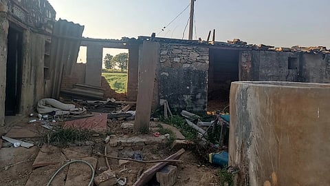 घरों में तोड़ फोड़ कर दलितों को गांव नहीं छोड़ने पर जान से मारने की धमकी दी गई।