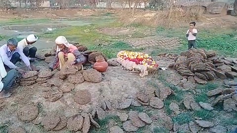 उत्तर प्रदेश: "वाल्मीकि हो, श्मशान में शव का अंतिम संस्कार नहीं कर सकते"