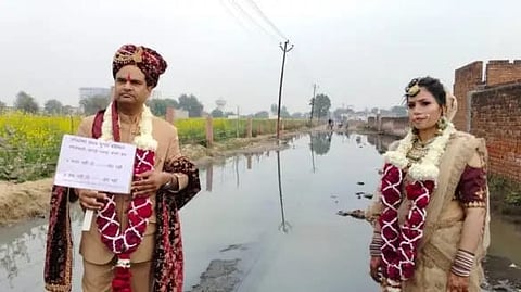 यूपी: "सीवर नहीं तो वोट नहीं", दूल्हा और दुल्हन ने कीचड़ में तख्ती लेकर किया प्रदर्शन