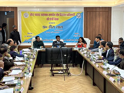 आईएएस डॉक्टर हीरालाल अधिकारियों के साथ