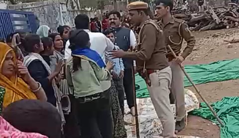 राजस्थान: दलित महिला शिक्षक निलंबन के विरोध में प्रदर्शन कर रहे लोगों पर लाठीचार्ज