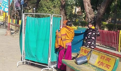 UP: राजकीय अस्पताल की इमरजेंसी के बाहर बेंच पर प्रसव पीड़ा से तड़पती रही महिला, नवजात की मौत के बाद पहुंचे डॉक्टर!