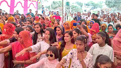 40 दलित परिवारों ने सामूहिक रूप से बौद्ध धर्म की दीक्षा ली।