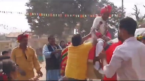 एक दलित दूल्हे को घोड़ी से खींचते लोग