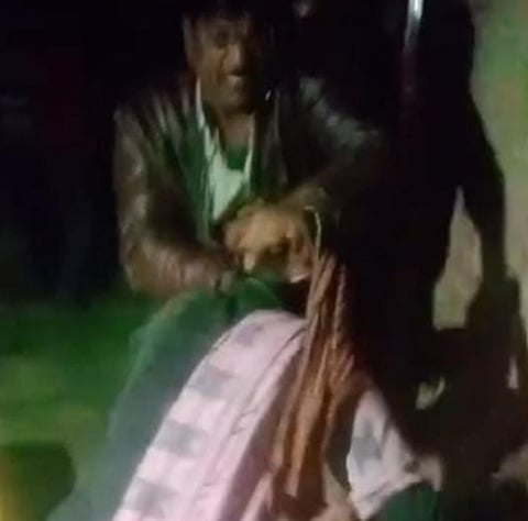 महिला के बाल घसीटकर पीटने का एक वीडियो अब सोशल मीडिया पर वायरल हो रहा है।