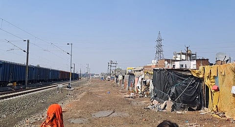 मकानों के ध्वस्तीकरण के बाद मलबे पर तिरपाल तानकर बनाए गए अस्थायी आवास।