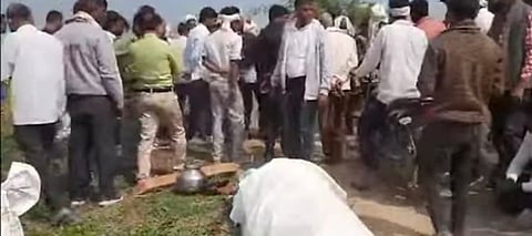 मध्य प्रदेश: शवयात्रा का रास्ता रोका तो दलित समाज ने सड़क पर किया शव का अंतिम संस्कार!