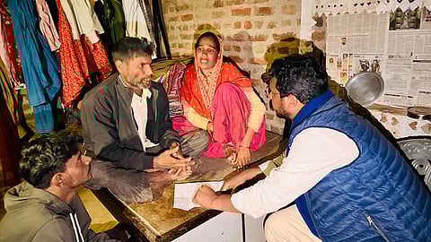 मृतक सोमेश के परिजनों से मिलकर सांत्वना देते भीम आर्मी चीफ चंद्रशेखर आजाद.