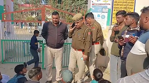 धरनास्थल पर मौजूद पुलिस टीम