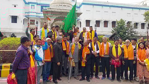 बाराबंकी के जंगल में निःशुल्क ऑपरेशन के लिए उदयपुर से रवाना हुआ डॉक्टर्स का दल