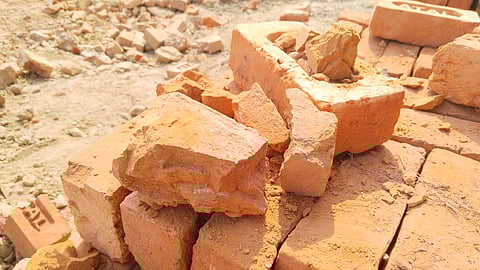 कमजोर ईंट, जिससे स्कूल का निर्माण होना है.