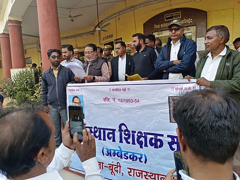 ज्ञापन देते शिक्षक संघ कार्यकर्ता।