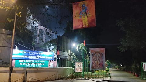 कॉलेज कैंपस में लगाए गए धार्मिक पोस्टर्स