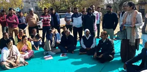 राजस्थान के दौसा में सरकारी स्कूल में छात्राओं द्वारा बैड टच की शिकायत के बाद शिक्षक पर कार्रवाई की मांग करते अभिभावक व विद्यालय स्टाफ